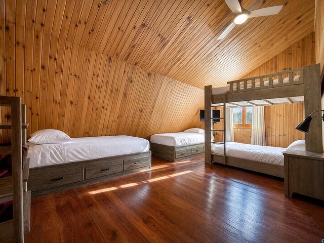 The bunk room with queen bunk beds and single beds