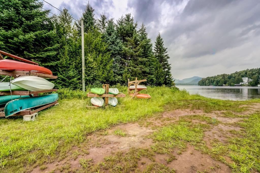 Canoes on the grass at the Lac Supérieur beach